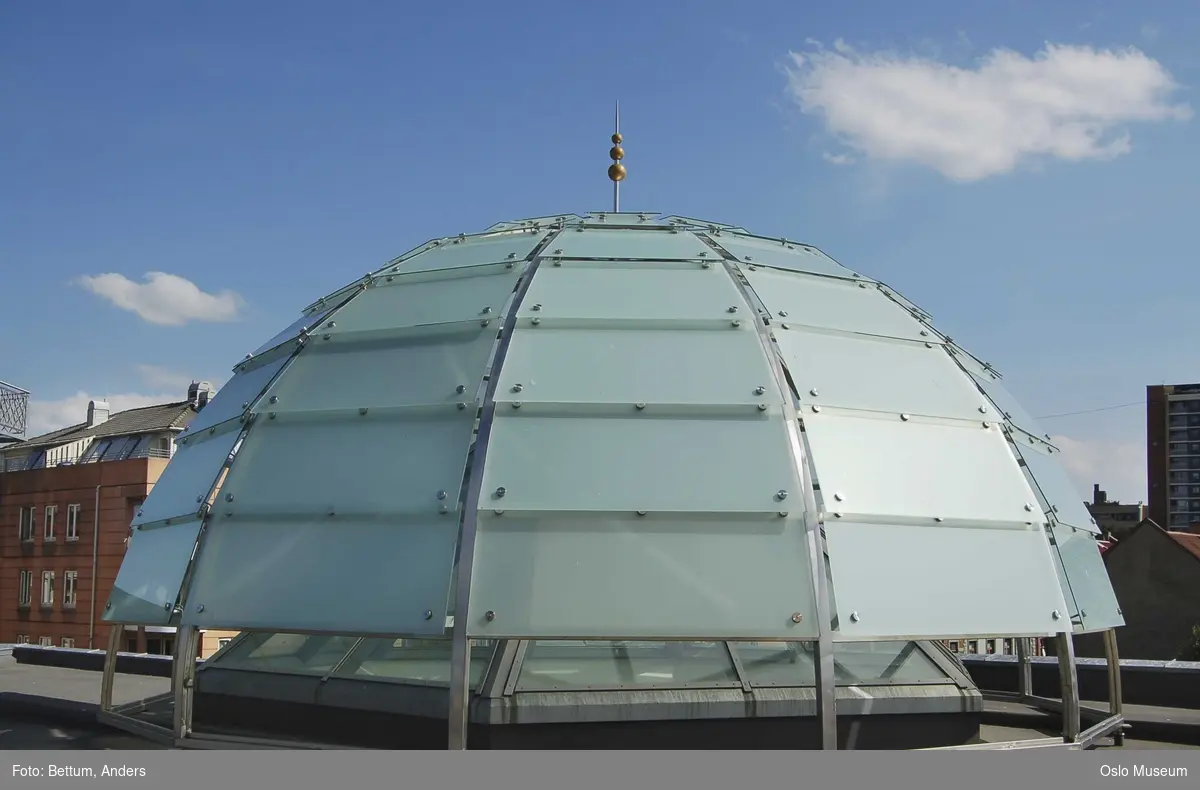 Islam, moske Central Jamaat-e Ahl-e Sunnat Norway, eksteriør, kuppel, minaret, halvmåne, utsikt, glass, betong, stål.