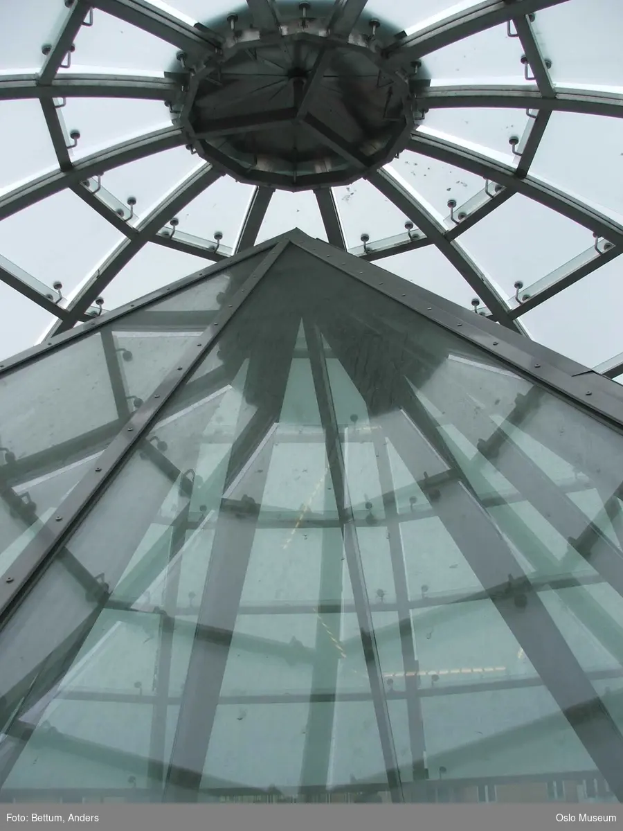 Islam, moske Central Jamaat-e Ahl-e Sunnat Norway, eksteriør, kuppel, minaret, halvmåne, utsikt, glass, betong, stål.