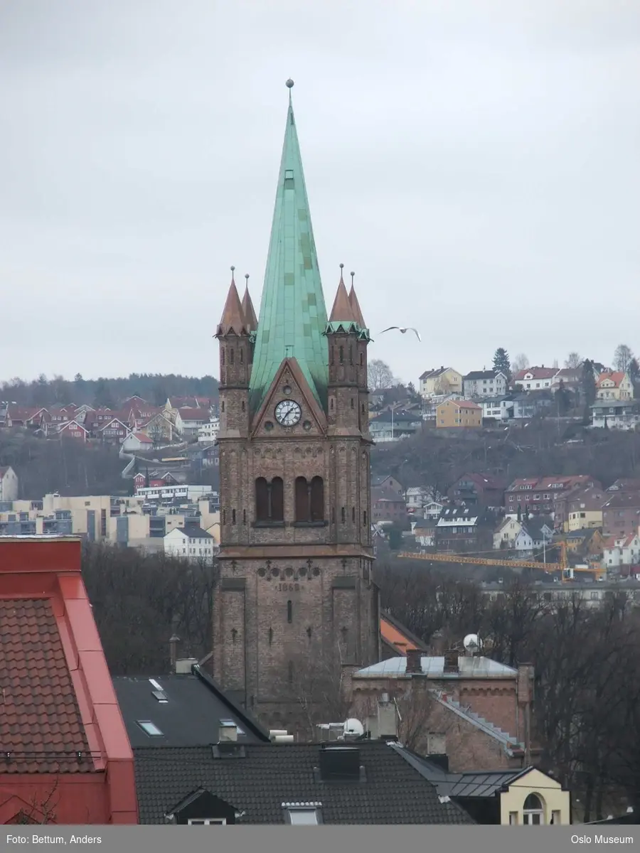 Islam, moske Central Jamaat-e Ahl-e Sunnat Norway, eksteriør, kuppel, minaret, halvmåne, utsikt, glass, betong, stål.