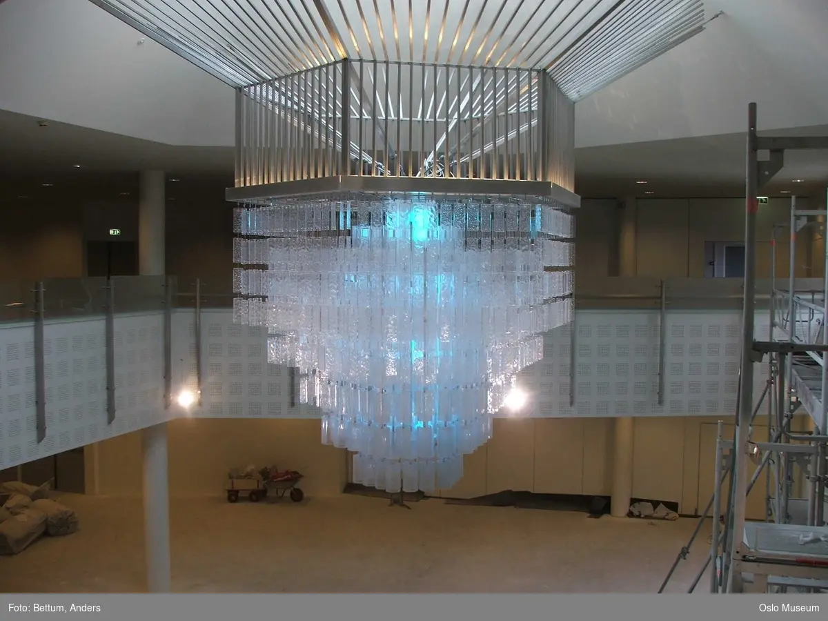 Islam, moske Central Kamaat-e Ahl-e Sunnat Norway, interiør, mihrab, qibla, vaskerom, lysekrone, konstruksjoner, bønnetider, bønnetepper, stillas, under arbeid.