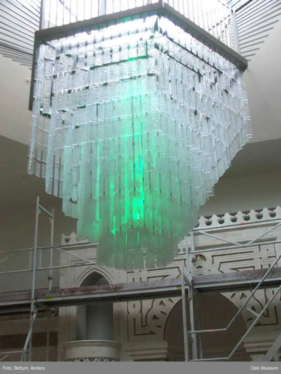 Islam, moske Central Kamaat-e Ahl-e Sunnat Norway, interiør, mihrab, qibla, vaskerom, lysekrone, konstruksjoner, bønnetider, bønnetepper, stillas, under arbeid.