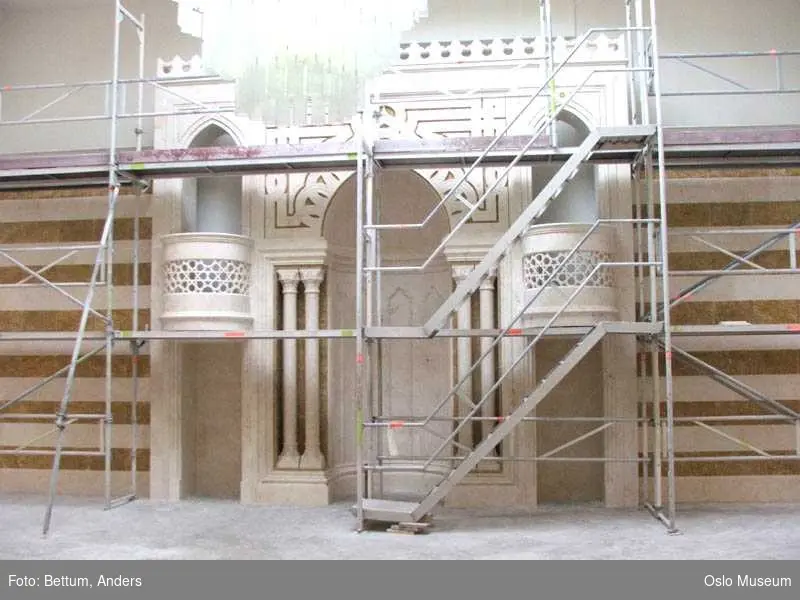 Islam, moske Central Kamaat-e Ahl-e Sunnat Norway, interiør, mihrab, qibla, vaskerom, lysekrone, konstruksjoner, bønnetider, bønnetepper, stillas, under arbeid.