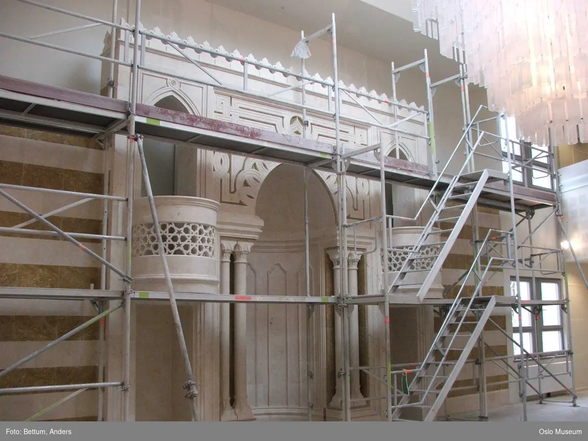 Islam, moske Central Kamaat-e Ahl-e Sunnat Norway, interiør, mihrab, qibla, vaskerom, lysekrone, konstruksjoner, bønnetider, bønnetepper, stillas, under arbeid.