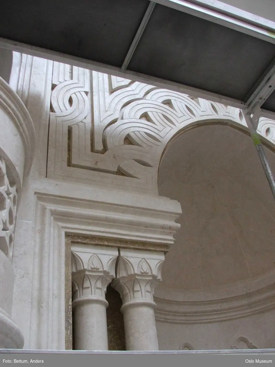 Islam, moske Central Kamaat-e Ahl-e Sunnat Norway, interiør, mihrab, qibla, vaskerom, lysekrone, konstruksjoner, bønnetider, bønnetepper, stillas, under arbeid.