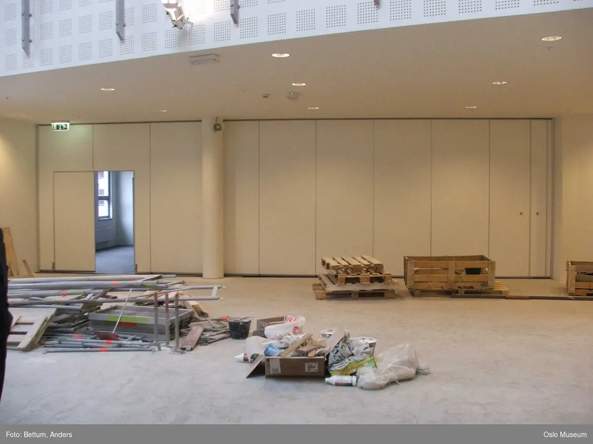 Islam, moske Central Kamaat-e Ahl-e Sunnat Norway, interiør, mihrab, qibla, vaskerom, lysekrone, konstruksjoner, bønnetider, bønnetepper, stillas, under arbeid.