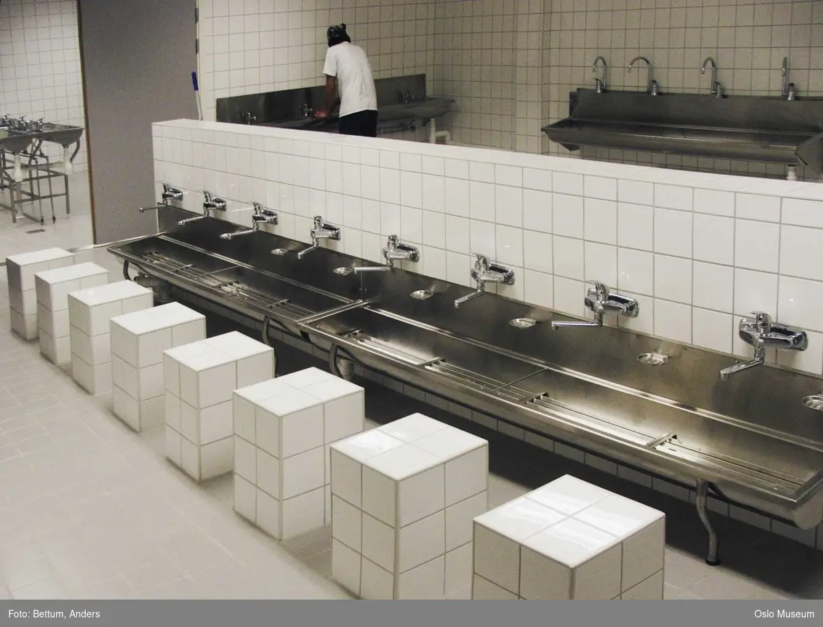 Islam, moske Central Kamaat-e Ahl-e Sunnat Norway, interiør, mihrab, qibla, vaskerom, lysekrone, konstruksjoner, bønnetider, bønnetepper, stillas, under arbeid.