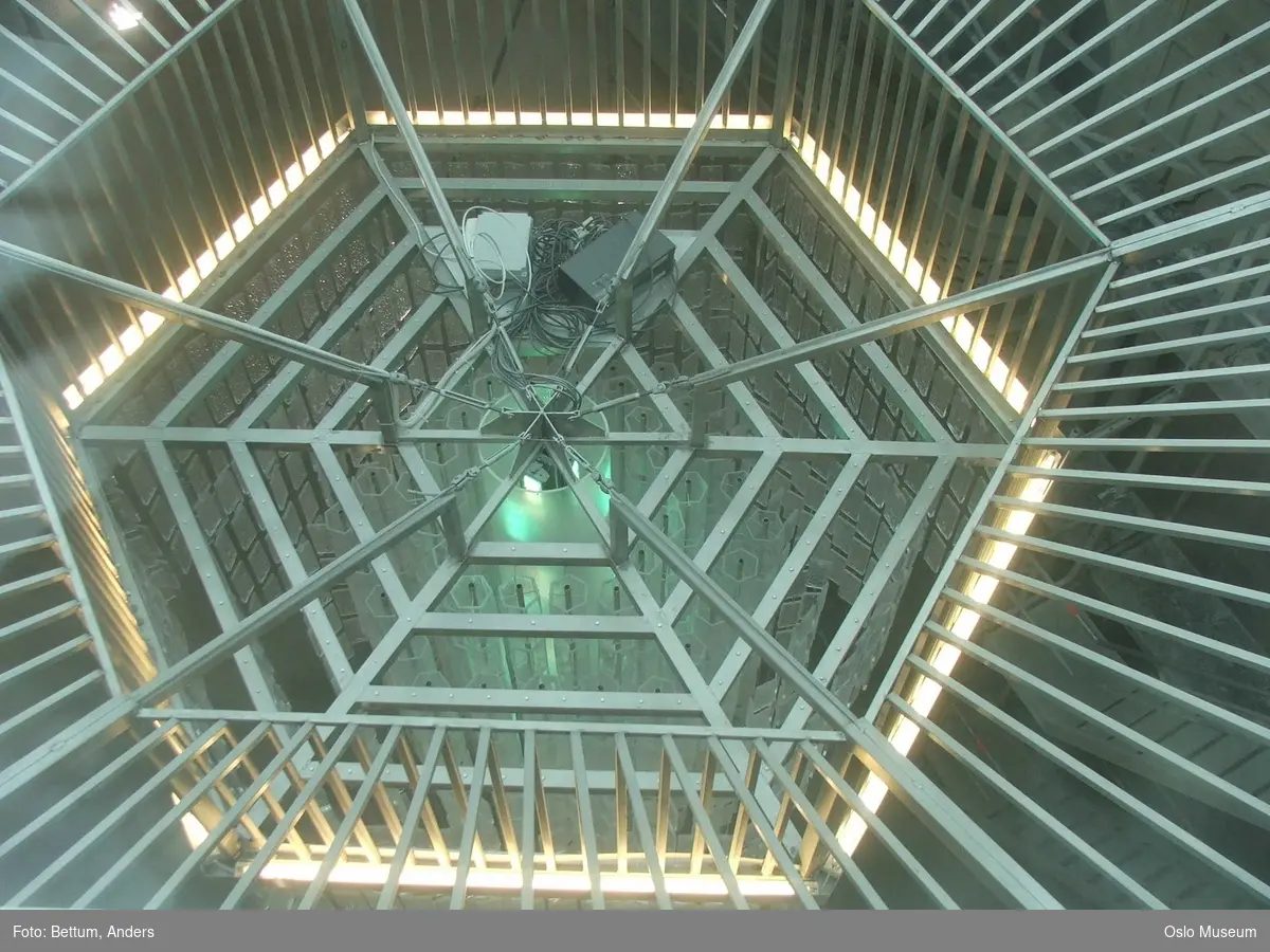 Islam, moske Central Kamaat-e Ahl-e Sunnat Norway, interiør, mihrab, qibla, vaskerom, lysekrone, konstruksjoner, bønnetider, bønnetepper, stillas, under arbeid.