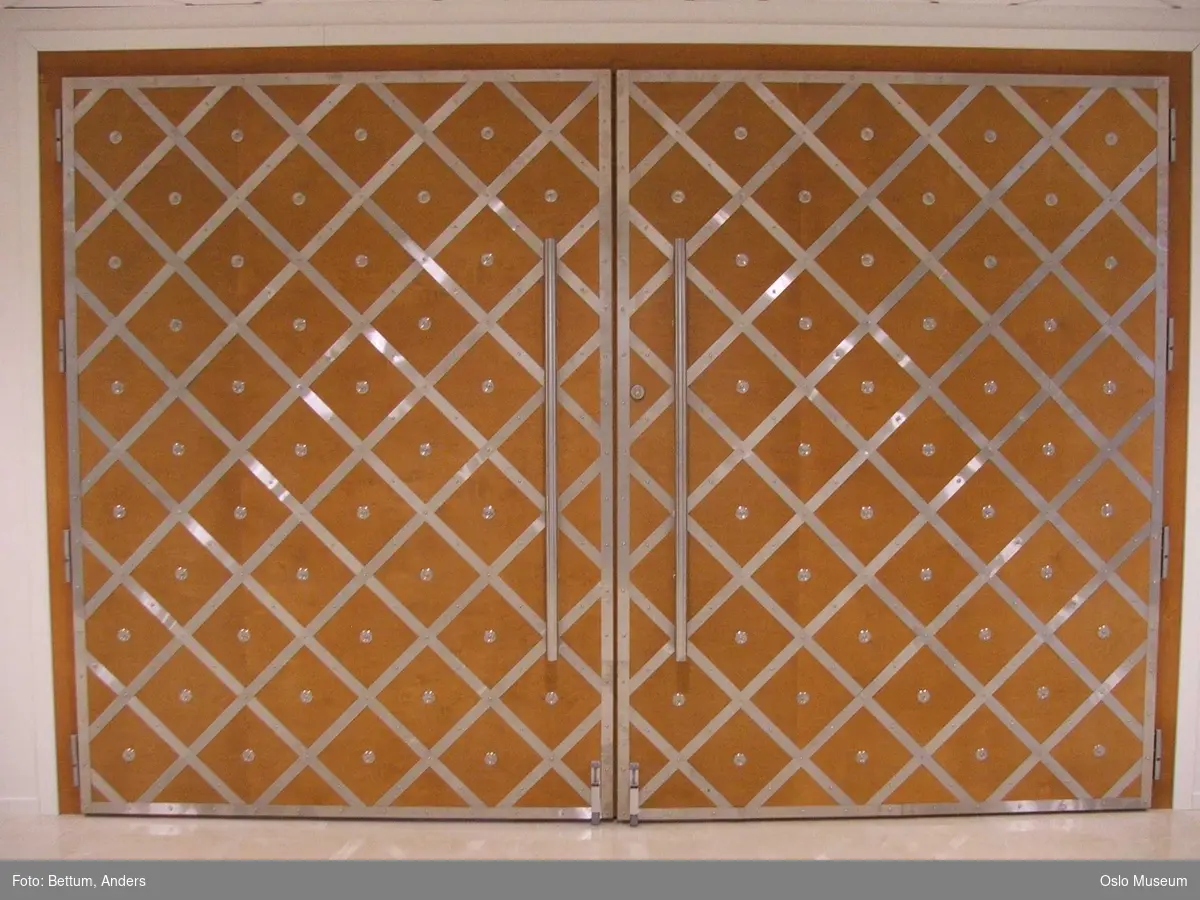 Islam, moske Central Kamaat-e Ahl-e Sunnat Norway, interiør, mihrab, qibla, vaskerom, lysekrone, konstruksjoner, bønnetider, bønnetepper, stillas, under arbeid.