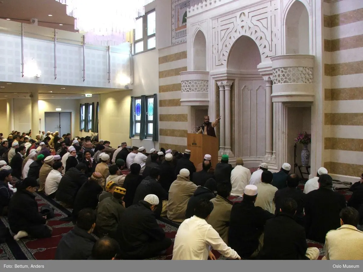 Islam, moske Central Jamaat-e Ahl-e Sunnat Norway, Id al-adhan fering, store id, interiør, menn, bønn, bønnelue, tepper, qibla.