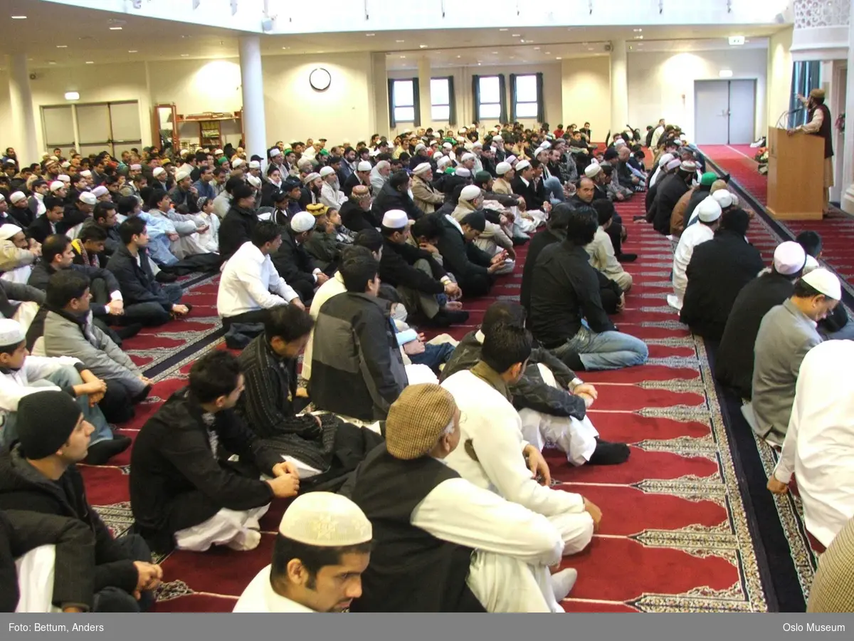 Islam, moske Central Jamaat-e Ahl-e Sunnat Norway, Id al-adhan fering, store id, interiør, menn, bønn, bønnelue, tepper, qibla.