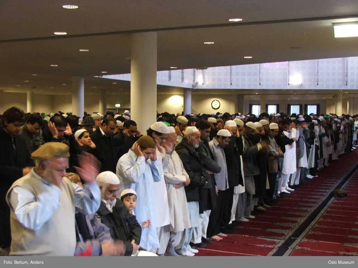 Islam, moske Central Jamaat-e Ahl-e Sunnat Norway, Id al-adhan fering, store id, interiør, menn, bønn, bønnelue, tepper, qibla.