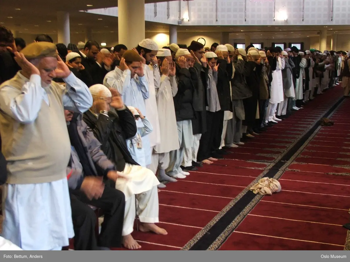 Islam, moske Central Jamaat-e Ahl-e Sunnat Norway, Id al-adhan fering, store id, interiør, menn, bønn, bønnelue, tepper, qibla.