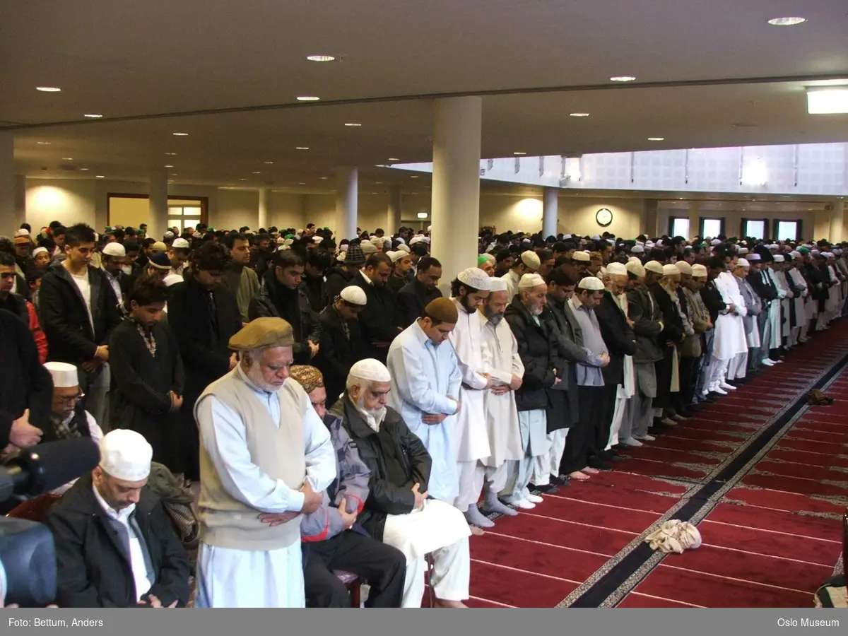 Islam, moske Central Jamaat-e Ahl-e Sunnat Norway, Id al-adhan fering, store id, interiør, menn, bønn, bønnelue, tepper, qibla.