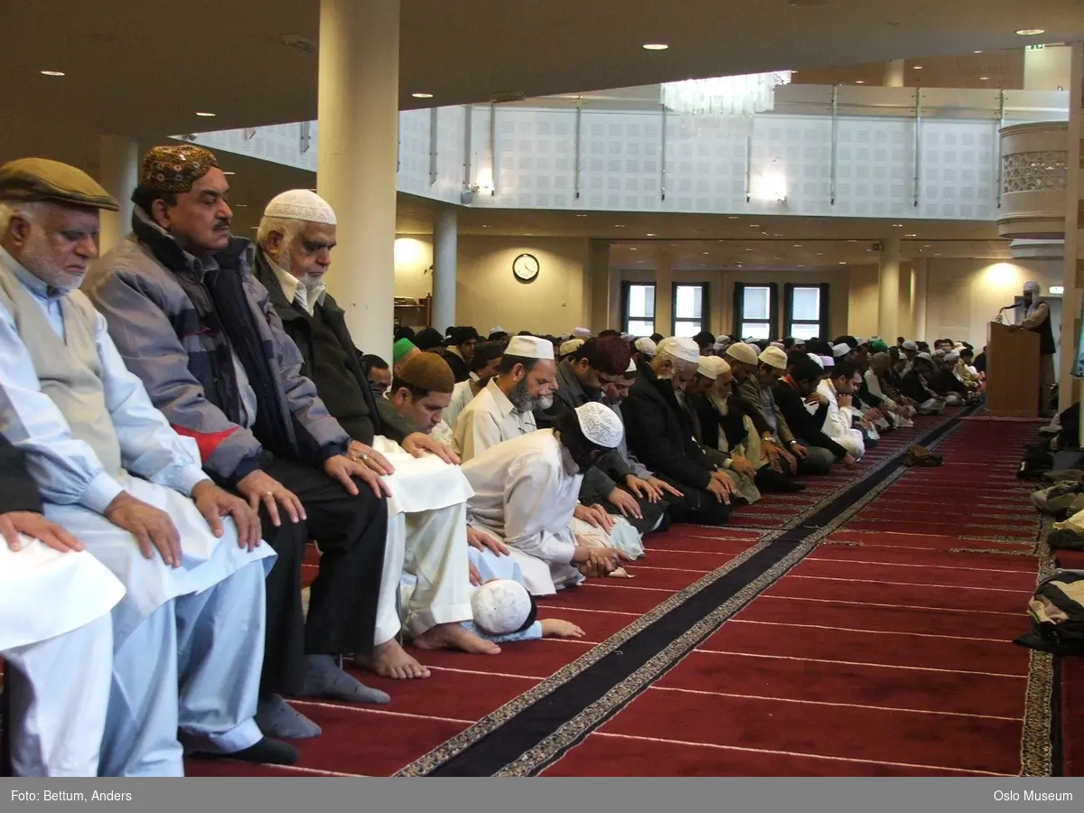 Islam, moske Central Jamaat-e Ahl-e Sunnat Norway, Id al-adhan fering, store id, interiør, menn, bønn, bønnelue, tepper, qibla.