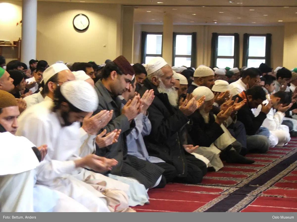 Islam, moske Central Jamaat-e Ahl-e Sunnat Norway, Id al-adhan fering, store id, interiør, menn, bønn, bønnelue, tepper, qibla.