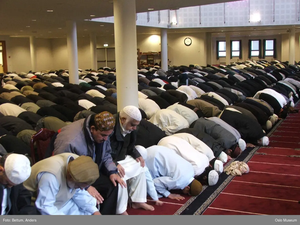 Islam, moske Central Jamaat-e Ahl-e Sunnat Norway, Id al-adhan fering, store id, interiør, menn, bønn, bønnelue, tepper, qibla.