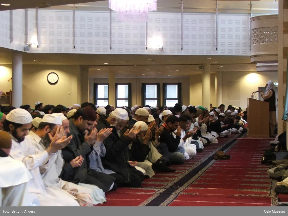 Islam, moske Central Jamaat-e Ahl-e Sunnat Norway, Id al-adhan fering, store id, interiør, menn, bønn, bønnelue, tepper, qibla.