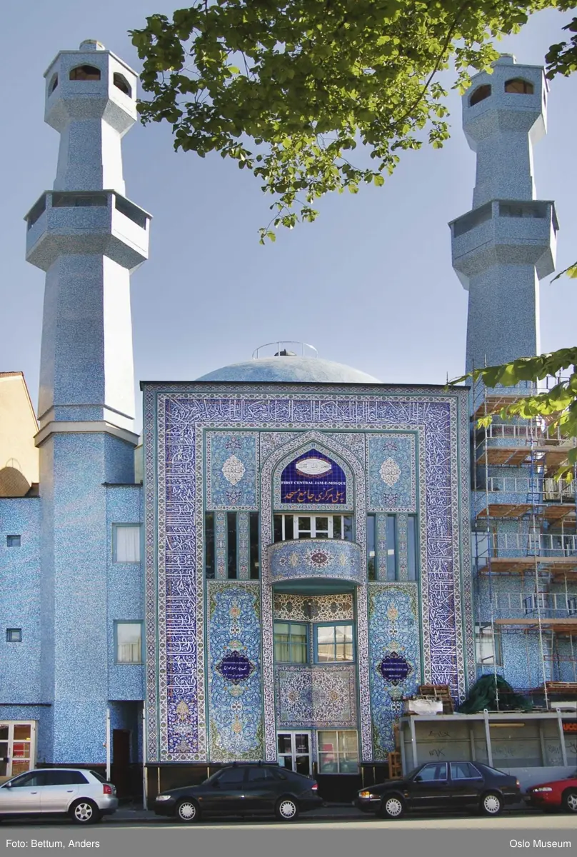 Islam, World Islamic Mission, moske, eksteriør, interiør, ornamenter, fliser, tepper, minbar, qibla, mihrab, lysekrone.