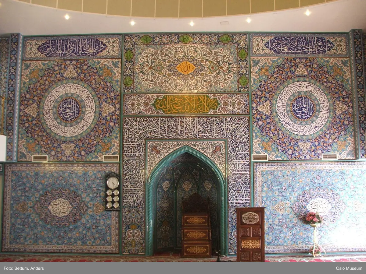 Islam, World Islamic Mission, moske, eksteriør, interiør, ornamenter, fliser, tepper, minbar, qibla, mihrab, lysekrone.