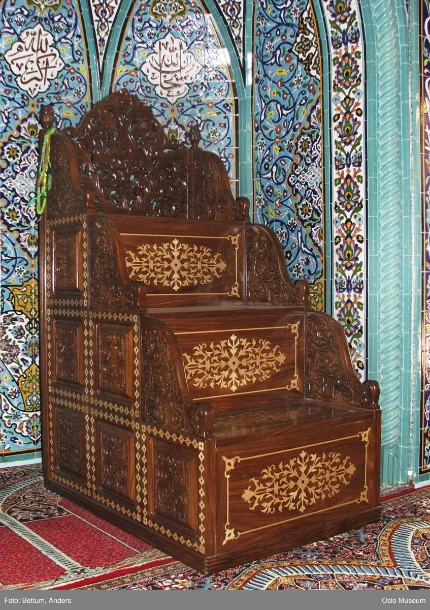 Islam, World Islamic Mission, moske, eksteriør, interiør, ornamenter, fliser, tepper, minbar, qibla, mihrab, lysekrone.