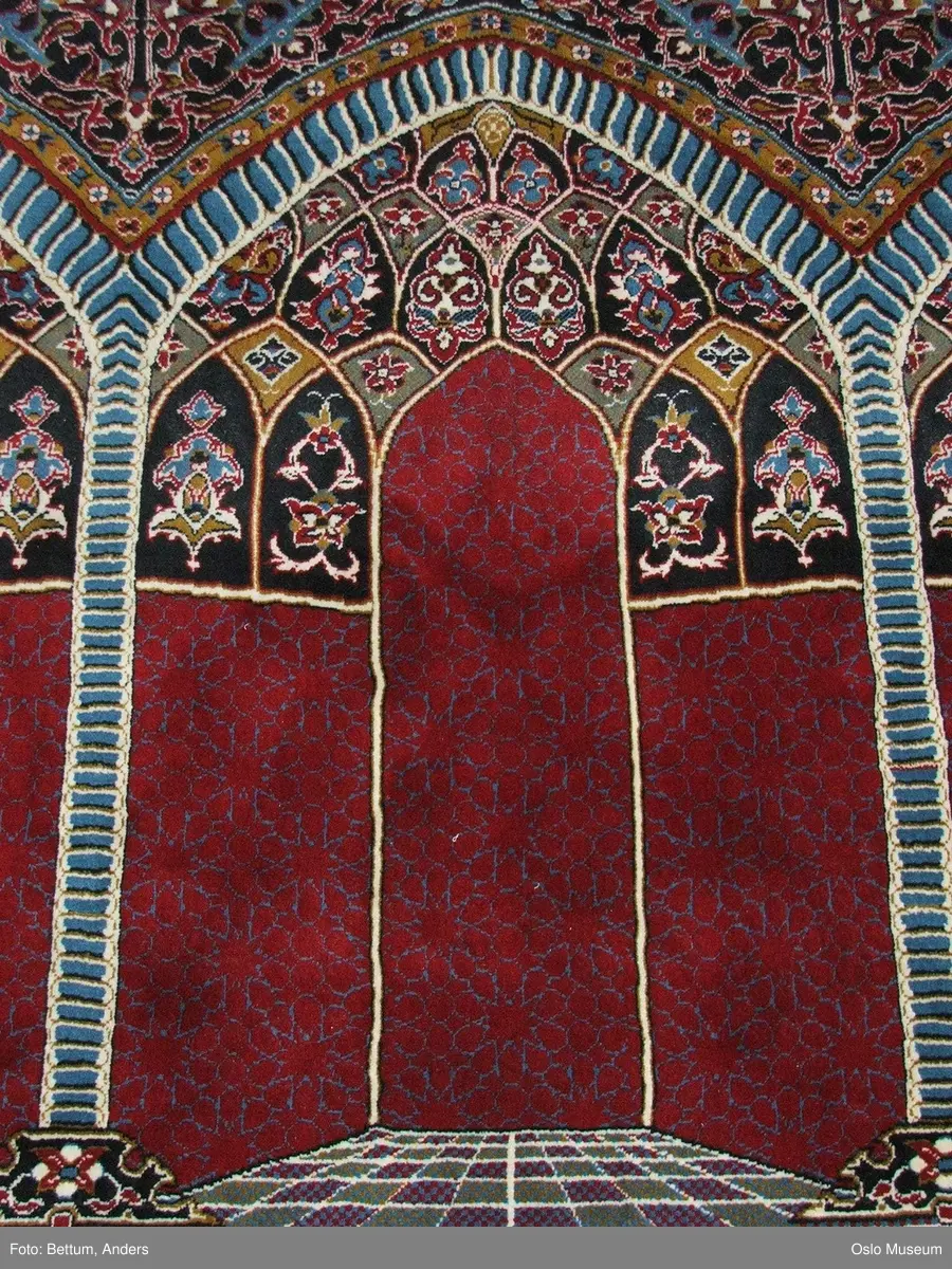 Islam, World Islamic Mission, moske, eksteriør, interiør, ornamenter, fliser, tepper, minbar, qibla, mihrab, lysekrone.