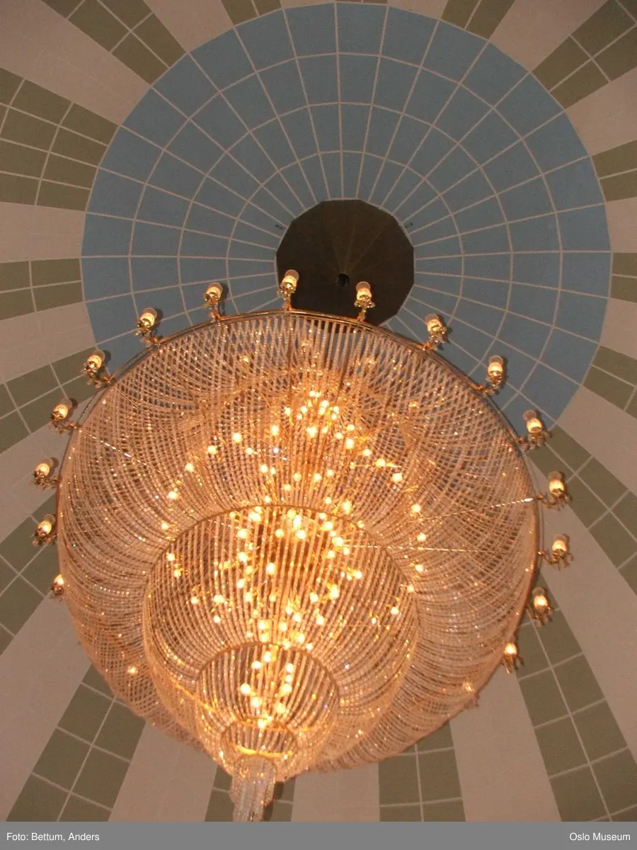 Islam, World Islamic Mission, moske, eksteriør, interiør, ornamenter, fliser, tepper, minbar, qibla, mihrab, lysekrone.