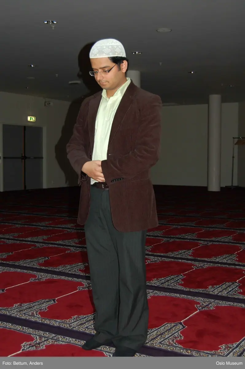 Islam, bønn, bønnestilling, mann, bønnelue, teppe.