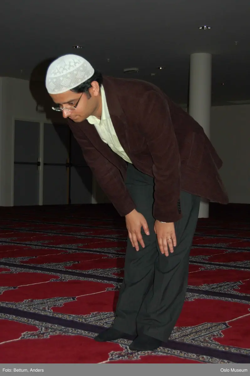 Islam, bønn, bønnestilling, mann, bønnelue, teppe.