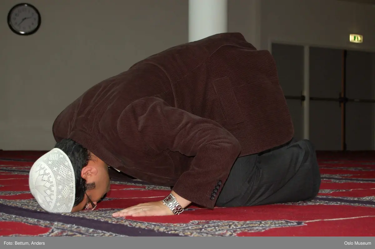 Islam, bønn, bønnestilling, mann, bønnelue, teppe.
