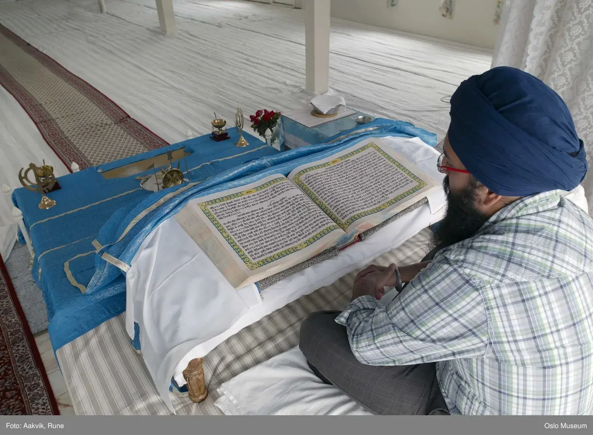 Sikhisme, Gurduara Sri Guru Nanak Dev Ji, sikh tempel, Alnabru i Oslo, interiør, hellig bok, symboler, hellige gjenstander, musikere, menn