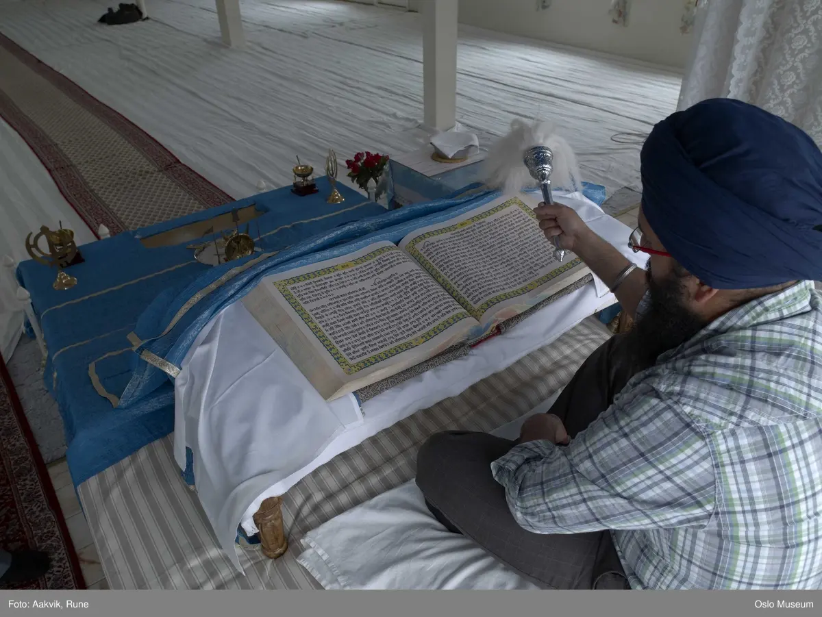 Sikhisme, Gurduara Sri Guru Nanak Dev Ji, sikh tempel, Alnabru i Oslo, interiør, hellig bok, symboler, hellige gjenstander, musikere, menn