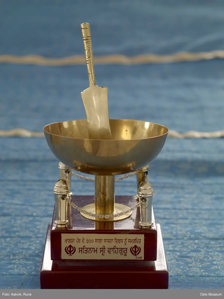 Sikhisme, Gurduara Sri Guru Nanak Dev Ji, sikh tempel, Alnabru i Oslo, interiør, hellig bok, symboler, hellige gjenstander, musikere, menn