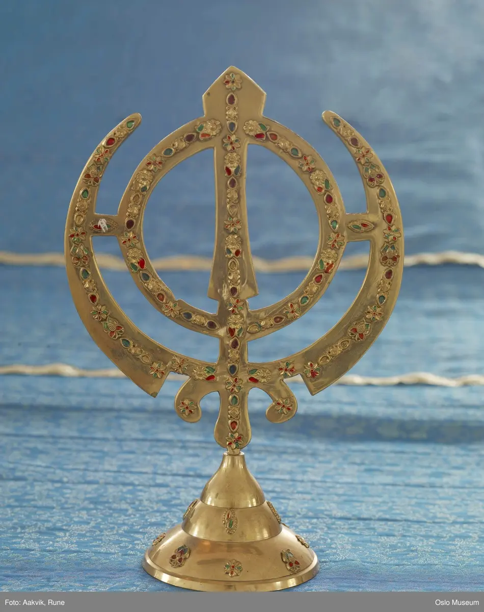 Sikhisme, Gurduara Sri Guru Nanak Dev Ji, sikh tempel, Alnabru i Oslo, interiør, hellig bok, symboler, hellige gjenstander, musikere, menn