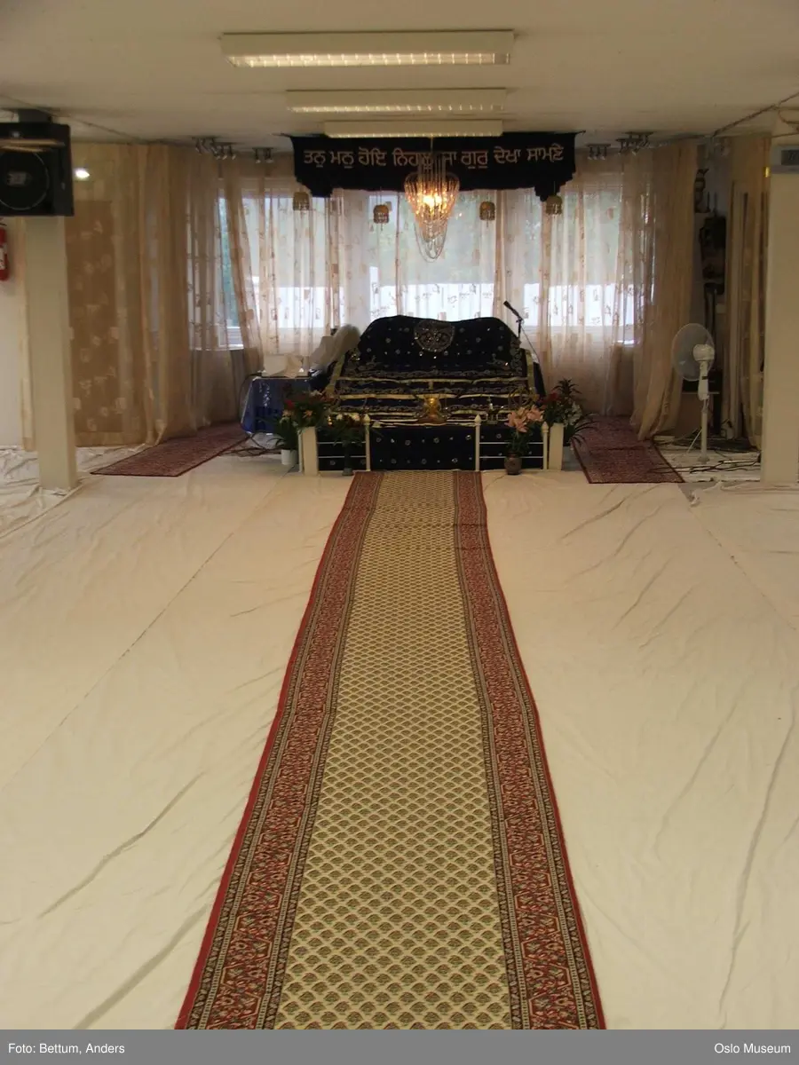 Sikhisme, Gurduara Sri Guru Nanak Dev Ji, sikh tempel, Alnabru i Oslo, interiør, hellig bok, symboler, hellige gjenstander, kvinne, mann, 