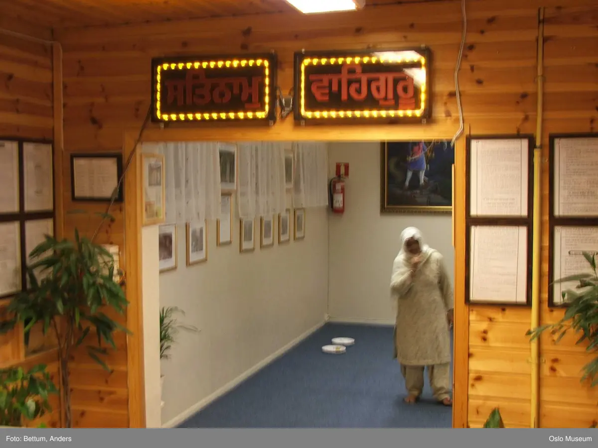Sikhisme, Gurduara Sri Guru Nanak Dev Ji, sikh tempel, Alnabru i Oslo, interiør, hellig bok, symboler, hellige gjenstander, kvinne, mann, 