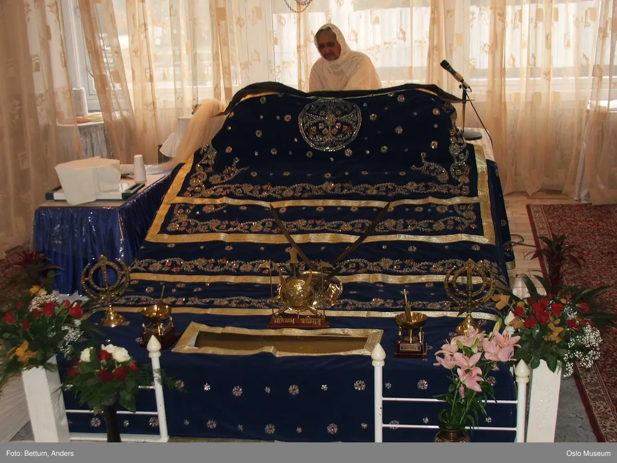 Sikhisme, Gurduara Sri Guru Nanak Dev Ji, sikh tempel, Alnabru i Oslo, interiør, hellig bok, symboler, hellige gjenstander, kvinne, mann, 