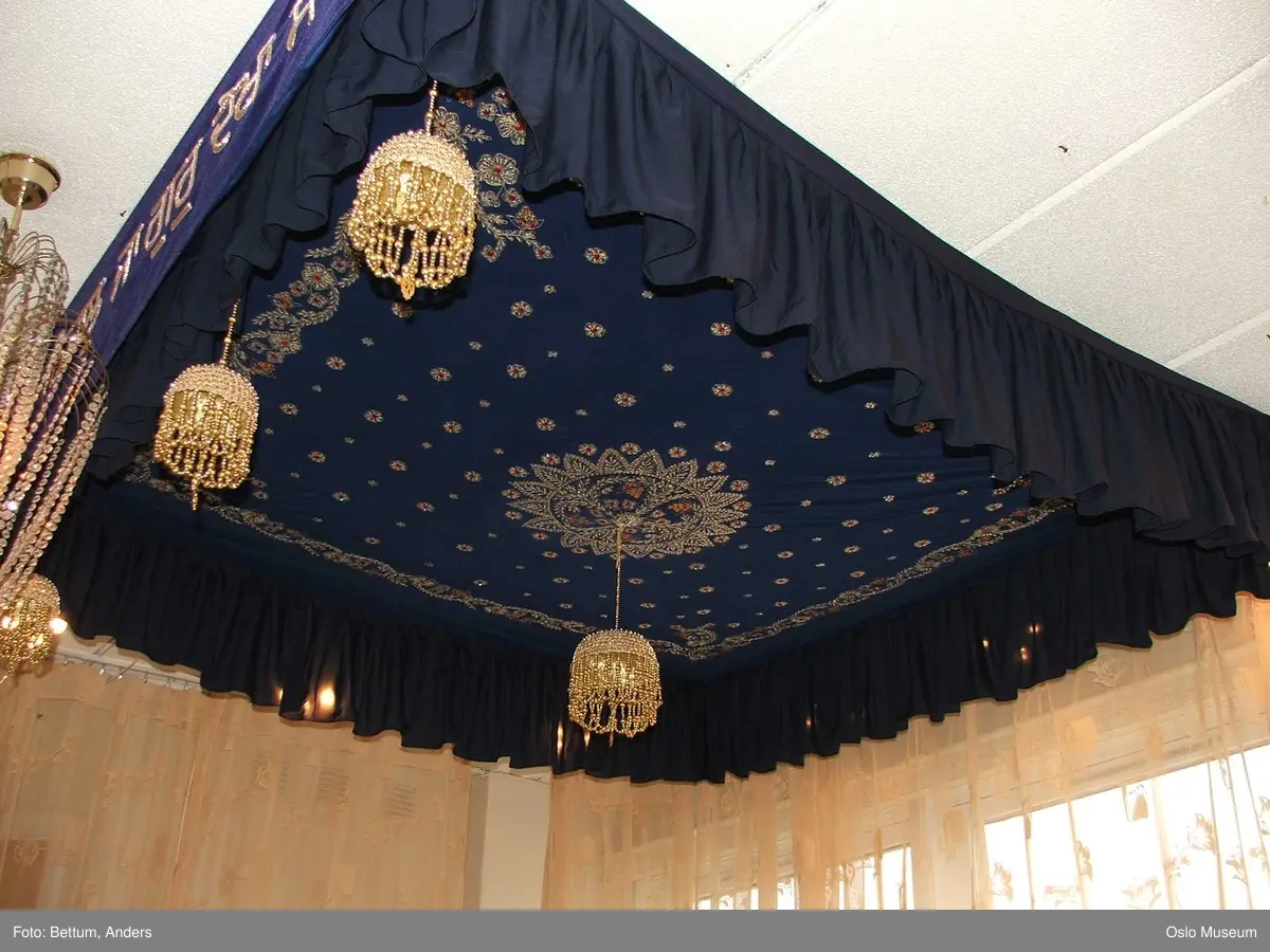 Sikhisme, Gurduara Sri Guru Nanak Dev Ji, sikh tempel, Alnabru i Oslo, interiør, hellig bok, symboler, hellige gjenstander, kvinne, mann, 