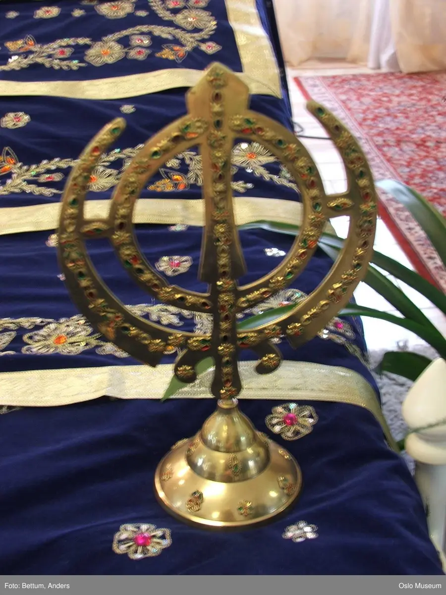 Sikhisme, Gurduara Sri Guru Nanak Dev Ji, sikh tempel, Alnabru i Oslo, interiør, hellig bok, symboler, hellige gjenstander, kvinne, mann, 