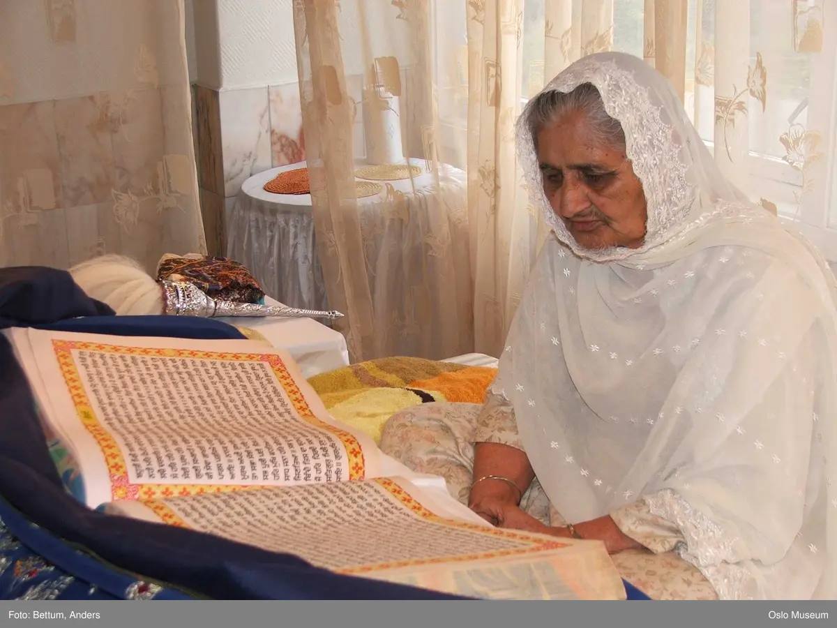 Sikhisme, Gurduara Sri Guru Nanak Dev Ji, sikh tempel, Alnabru i Oslo, interiør, hellig bok, symboler, hellige gjenstander, kvinne, mann, 