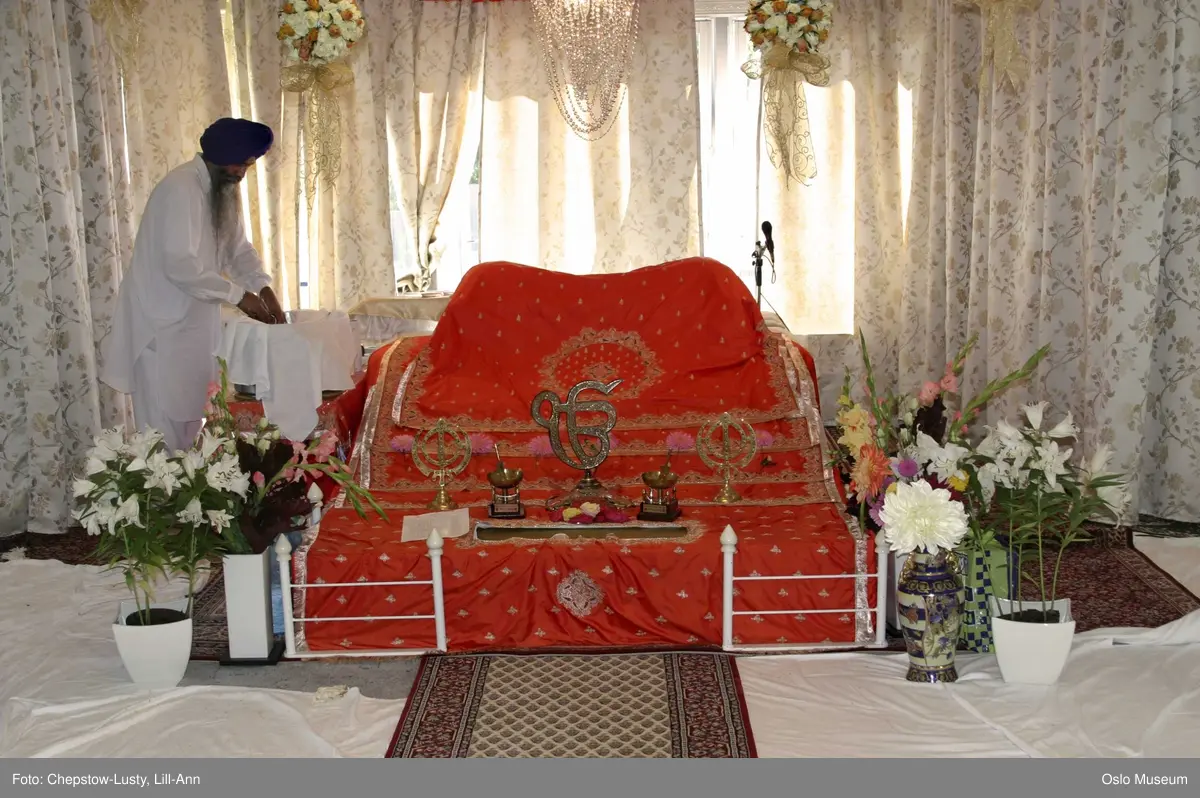 Sikhisme, Gurduara Sri Guru Nanak Dev Ji, sikh tempel, Alnabru i Oslo, interiør, hellig bok, symboler, hellige gjenstander, kvinner, menn, matlaging, bønn, prosesjoner, musikk. 
