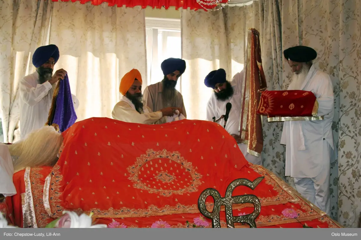 Sikhisme, Gurduara Sri Guru Nanak Dev Ji, sikh tempel, Alnabru i Oslo, interiør, hellig bok, symboler, hellige gjenstander, kvinner, menn, matlaging, bønn, prosesjoner, musikk. 

