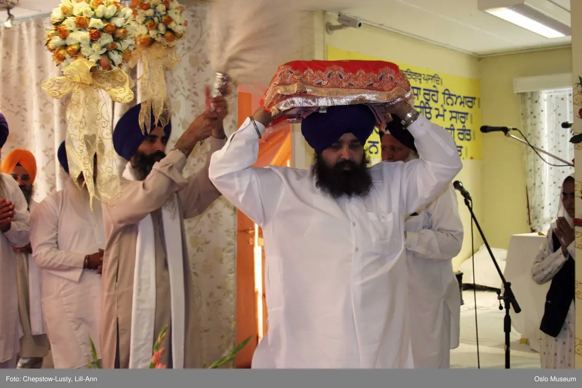 Sikhisme, Gurduara Sri Guru Nanak Dev Ji, sikh tempel, Alnabru i Oslo, interiør, hellig bok, symboler, hellige gjenstander, kvinner, menn, matlaging, bønn, prosesjoner, musikk. 
