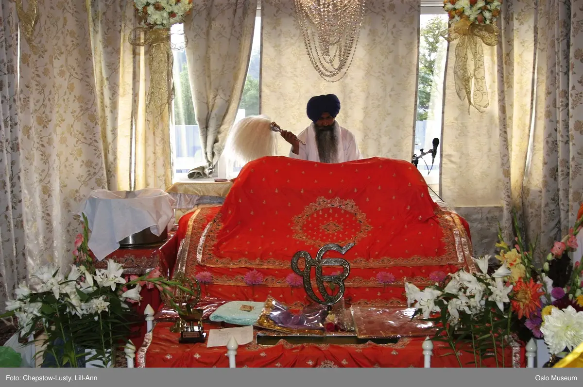 Sikhisme, Gurduara Sri Guru Nanak Dev Ji, sikh tempel, Alnabru i Oslo, interiør, hellig bok, symboler, hellige gjenstander, kvinner, menn, matlaging, bønn, prosesjoner, musikk. 
