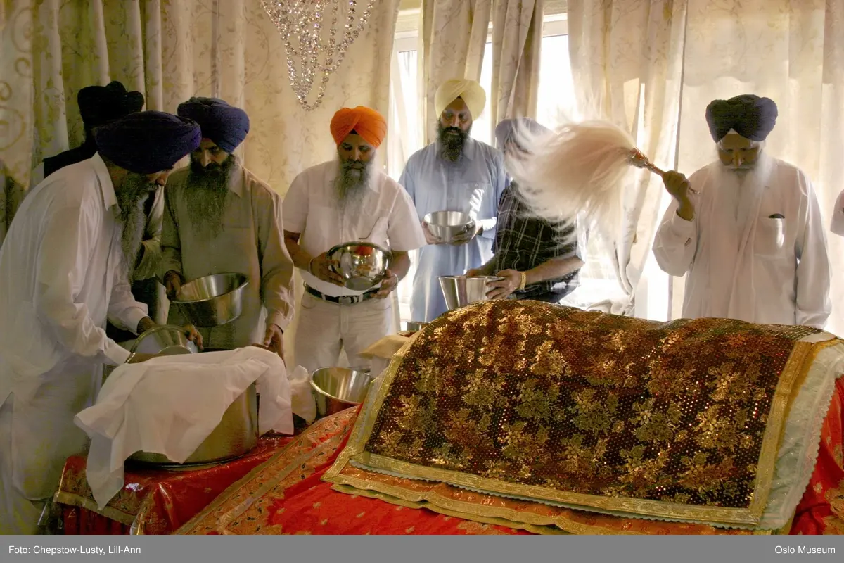 Sikhisme, Gurduara Sri Guru Nanak Dev Ji, sikh tempel, Alnabru i Oslo, interiør, hellig bok, symboler, hellige gjenstander, kvinner, menn, matlaging, bønn, prosesjoner, musikk. 
