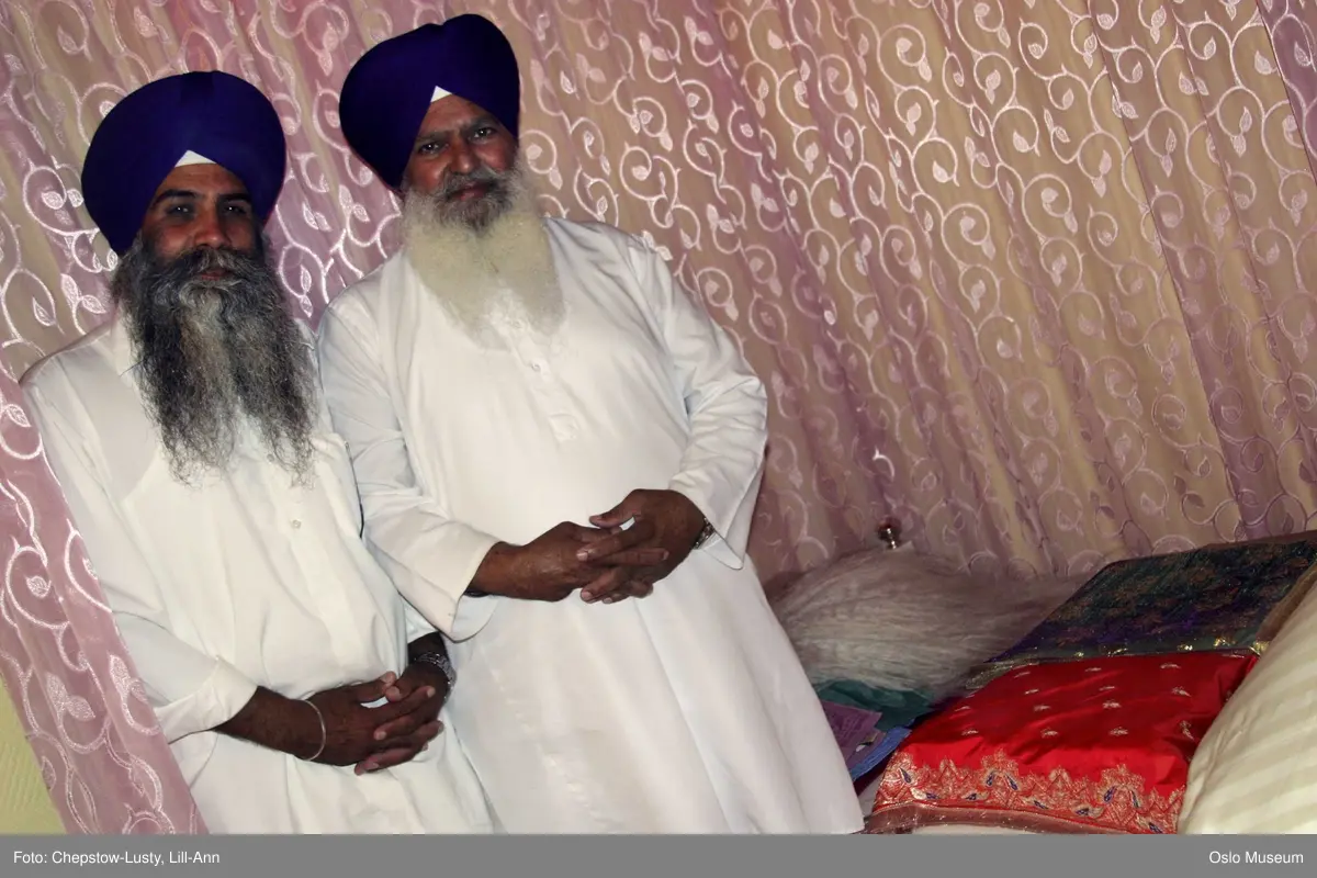 Sikhisme, Gurduara Sri Guru Nanak Dev Ji, sikh tempel, Alnabru i Oslo, interiør, hellig bok, symboler, hellige gjenstander, kvinner, menn, matlaging, bønn, prosesjoner, musikk. 
