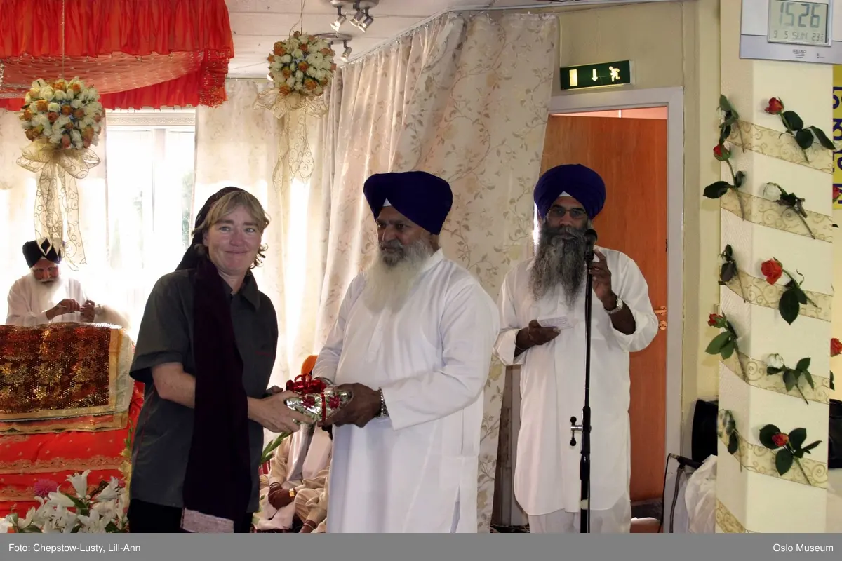 Sikhisme, Gurduara Sri Guru Nanak Dev Ji, sikh tempel, Alnabru i Oslo, interiør, hellig bok, symboler, hellige gjenstander, kvinner, menn, matlaging, bønn, prosesjoner, musikk. 
