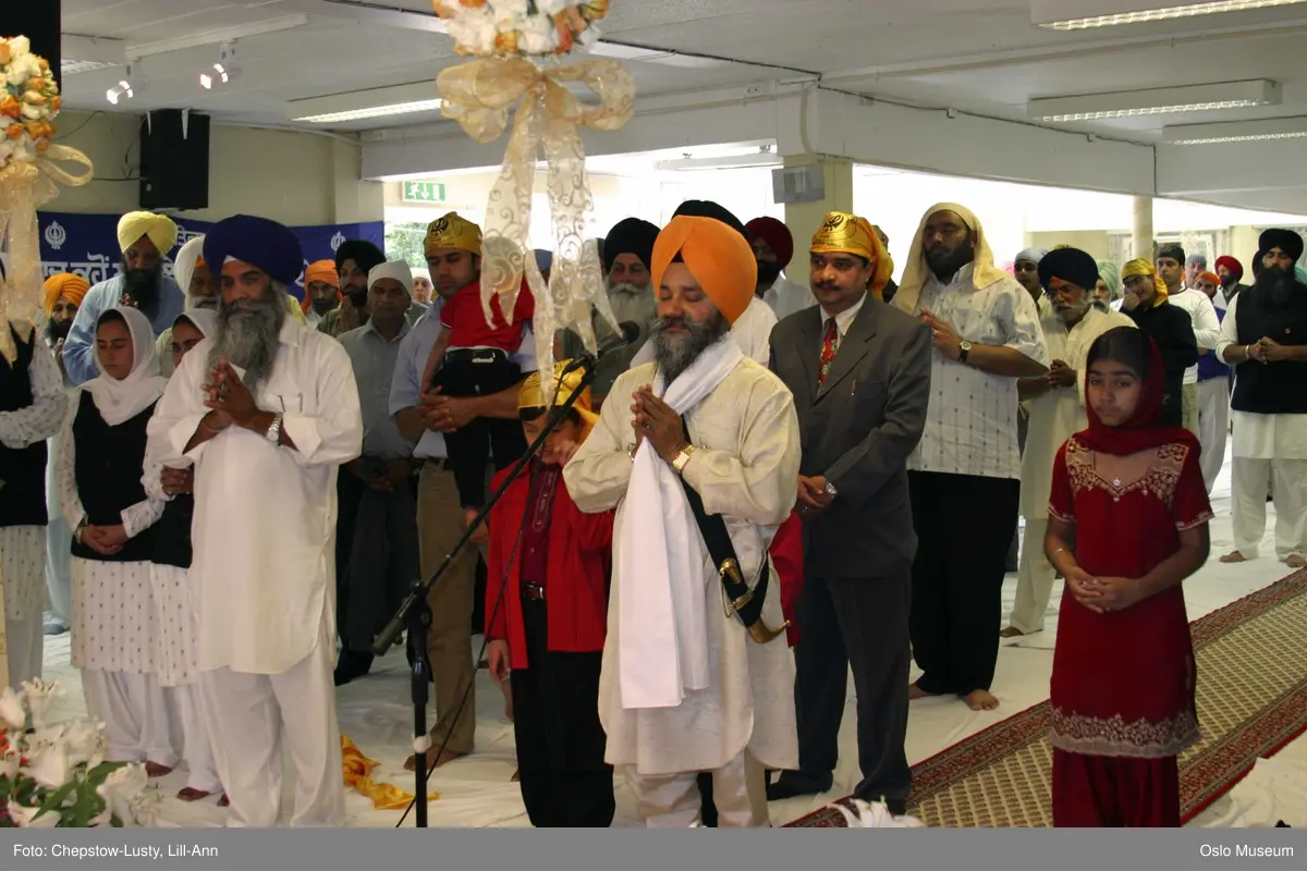 Sikhisme, Gurduara Sri Guru Nanak Dev Ji, sikh tempel, Alnabru i Oslo, interiør, hellig bok, symboler, hellige gjenstander, kvinner, menn, matlaging, bønn, prosesjoner, musikk. 
