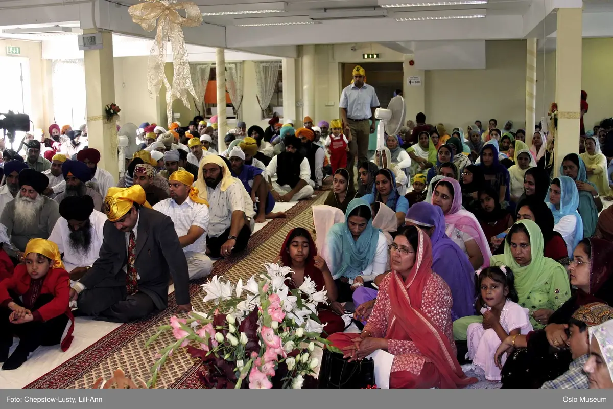 Sikhisme, Gurduara Sri Guru Nanak Dev Ji, sikh tempel, Alnabru i Oslo, interiør, hellig bok, symboler, hellige gjenstander, kvinner, menn, matlaging, bønn, prosesjoner, musikk. 
