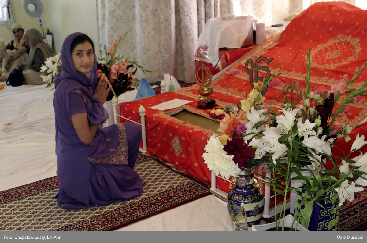 Sikhisme, Gurduara Sri Guru Nanak Dev Ji, sikh tempel, Alnabru i Oslo, interiør, hellig bok, symboler, hellige gjenstander, kvinner, menn, matlaging, bønn, prosesjoner, musikk. 
