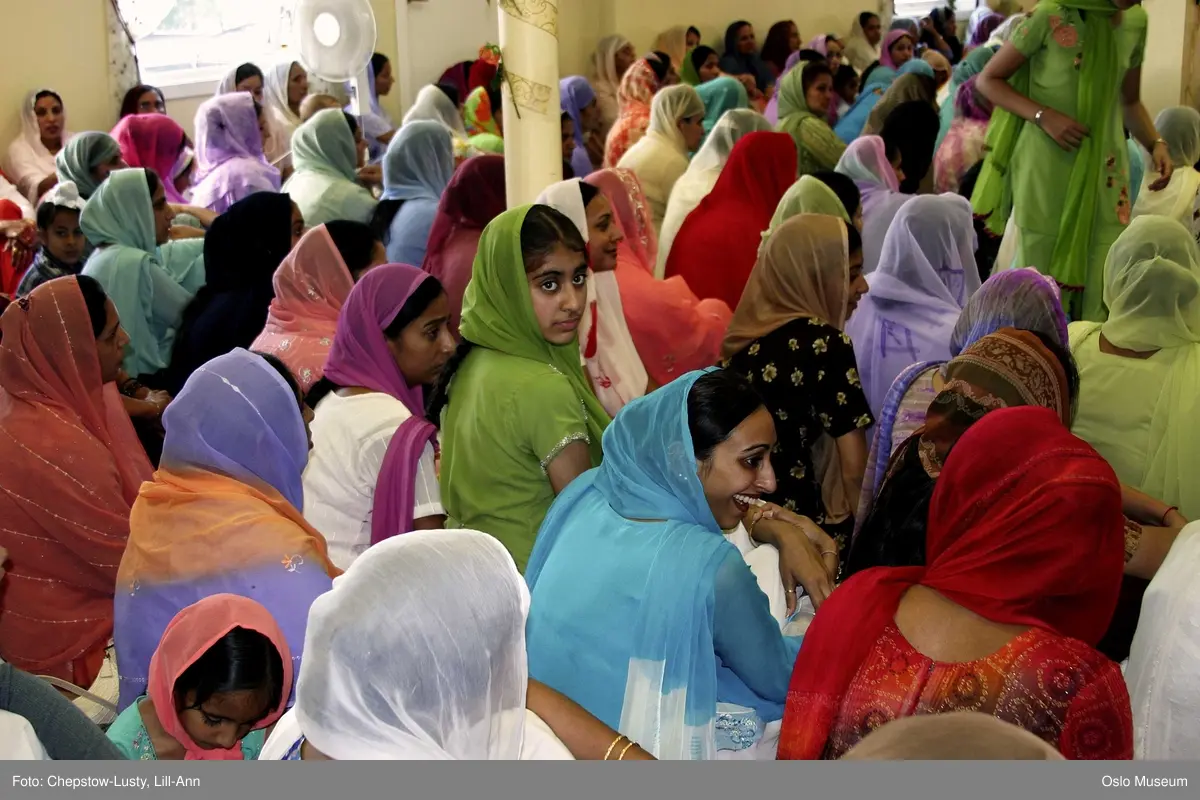 Sikhisme, Gurduara Sri Guru Nanak Dev Ji, sikh tempel, Alnabru i Oslo, interiør, hellig bok, symboler, hellige gjenstander, kvinner, menn, matlaging, bønn, prosesjoner, musikk. 

